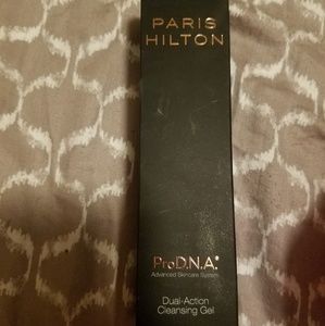 Paris Hilton dual action cleaning gel